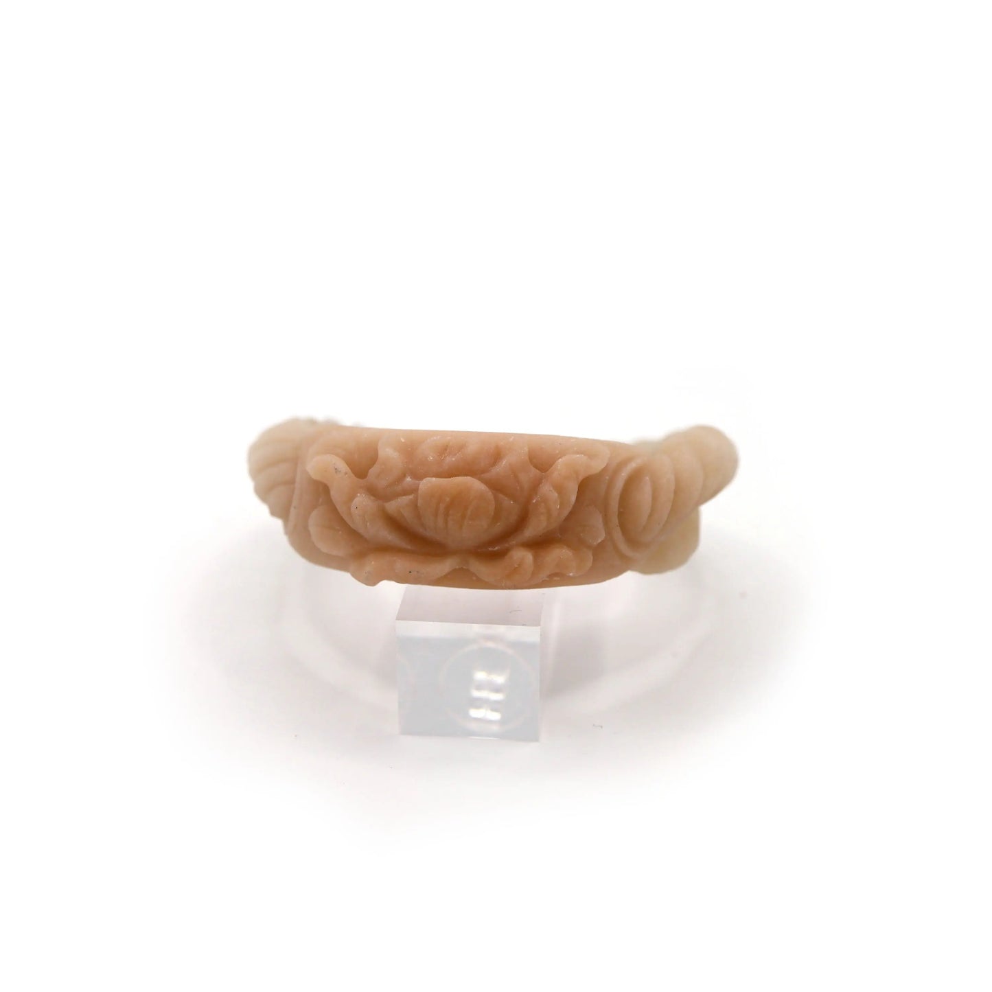 Elegant quartzite jade bracelet combining a smooth twist with intricate floral carving, blending natural flow and refined craftsmanship – Miruzi
