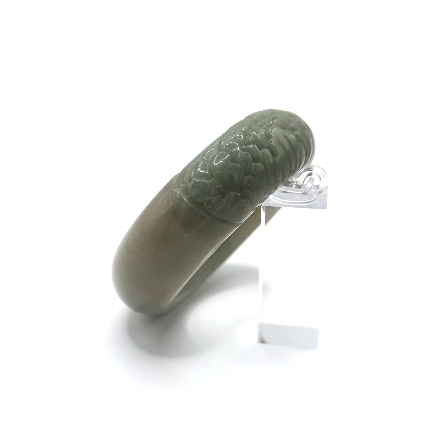 Carved jade bracelet with an offset peony motif, combining quiet detail with matte green tones in a natural, balanced composition – Miruzi