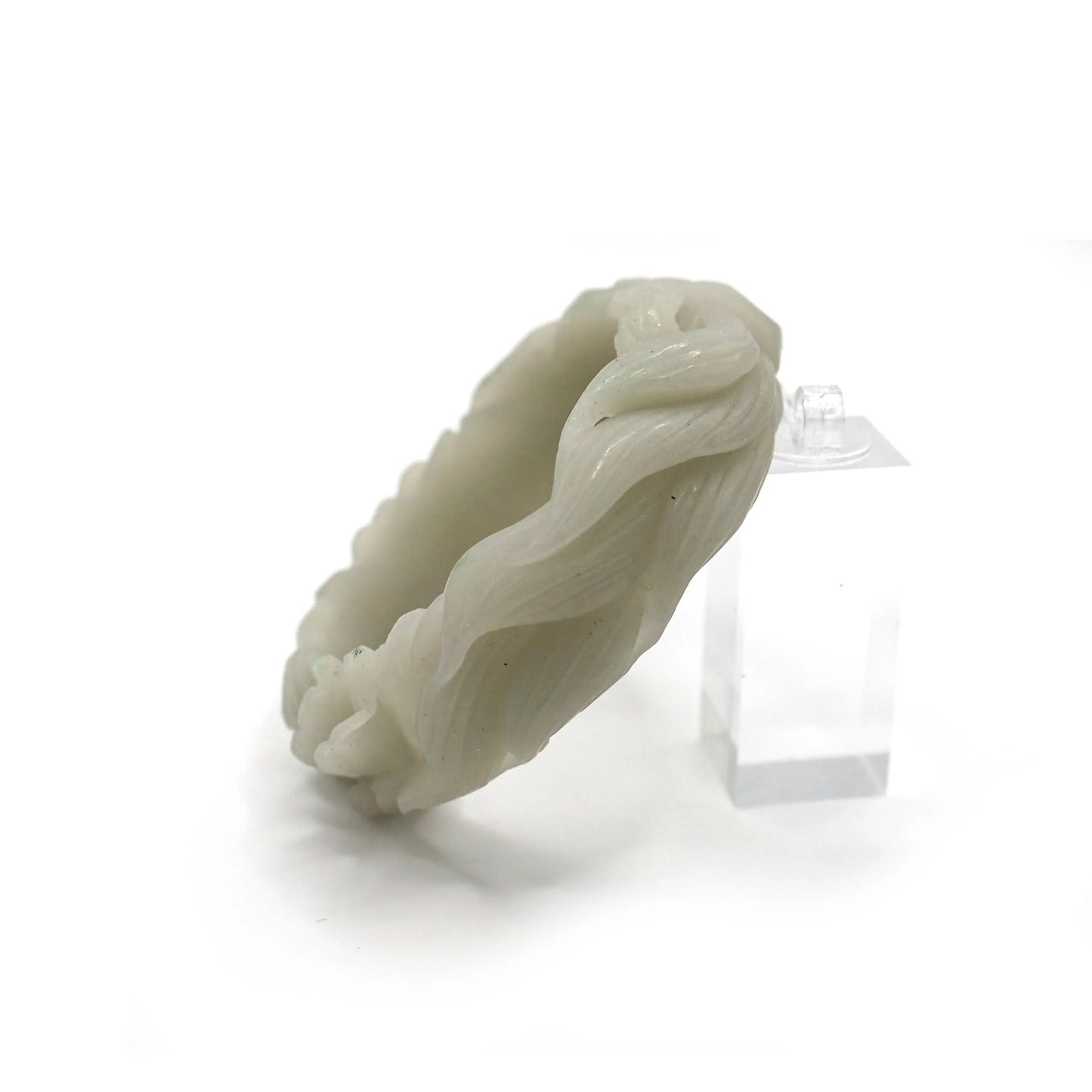 Rounded jade bracelet in a gentle green tone, combining a mythical fox and botanical relief to convey wisdom and prosperity – Miruzi