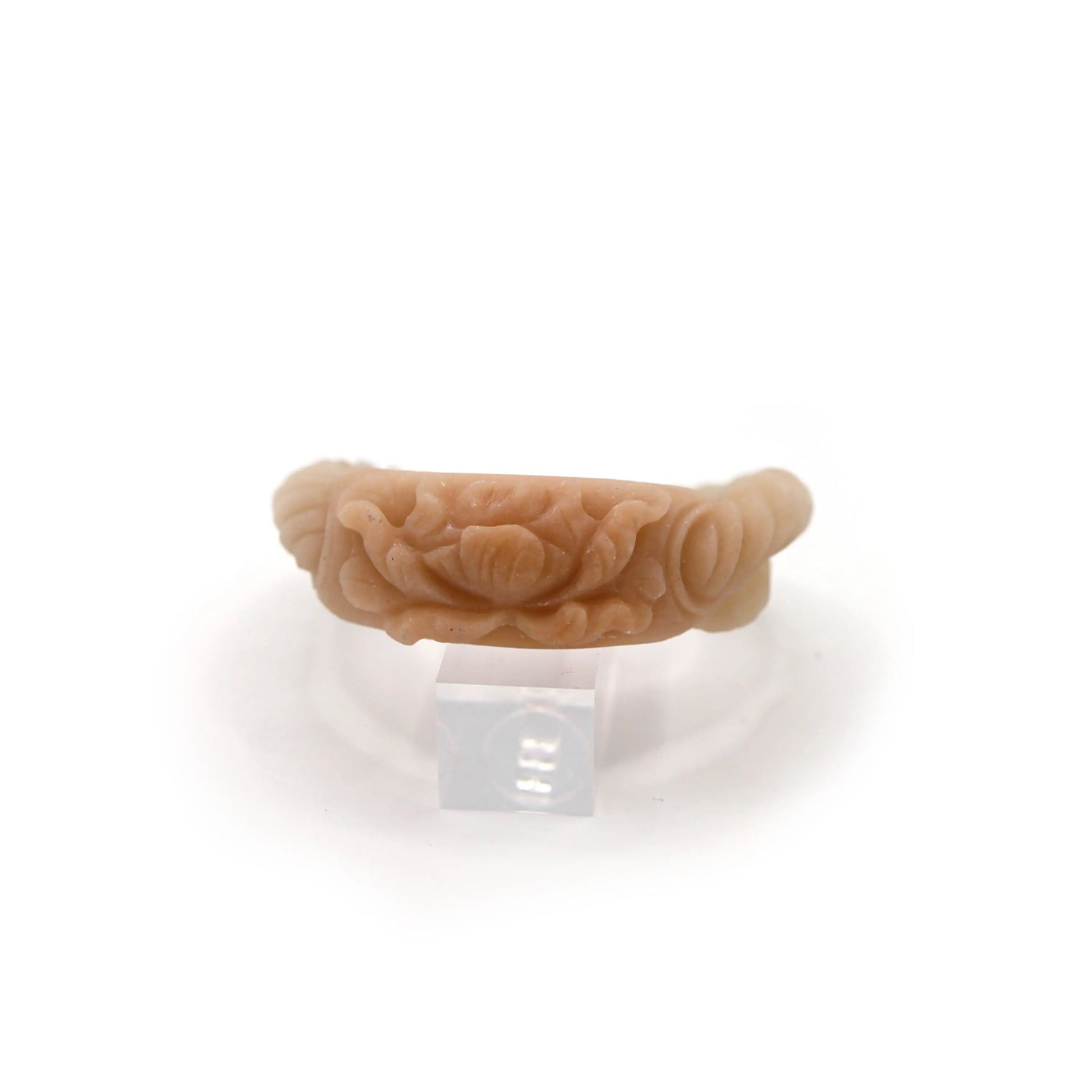 Elegant quartzite jade bracelet combining a smooth twist with intricate floral carving, blending natural flow and refined craftsmanship – Miruzi