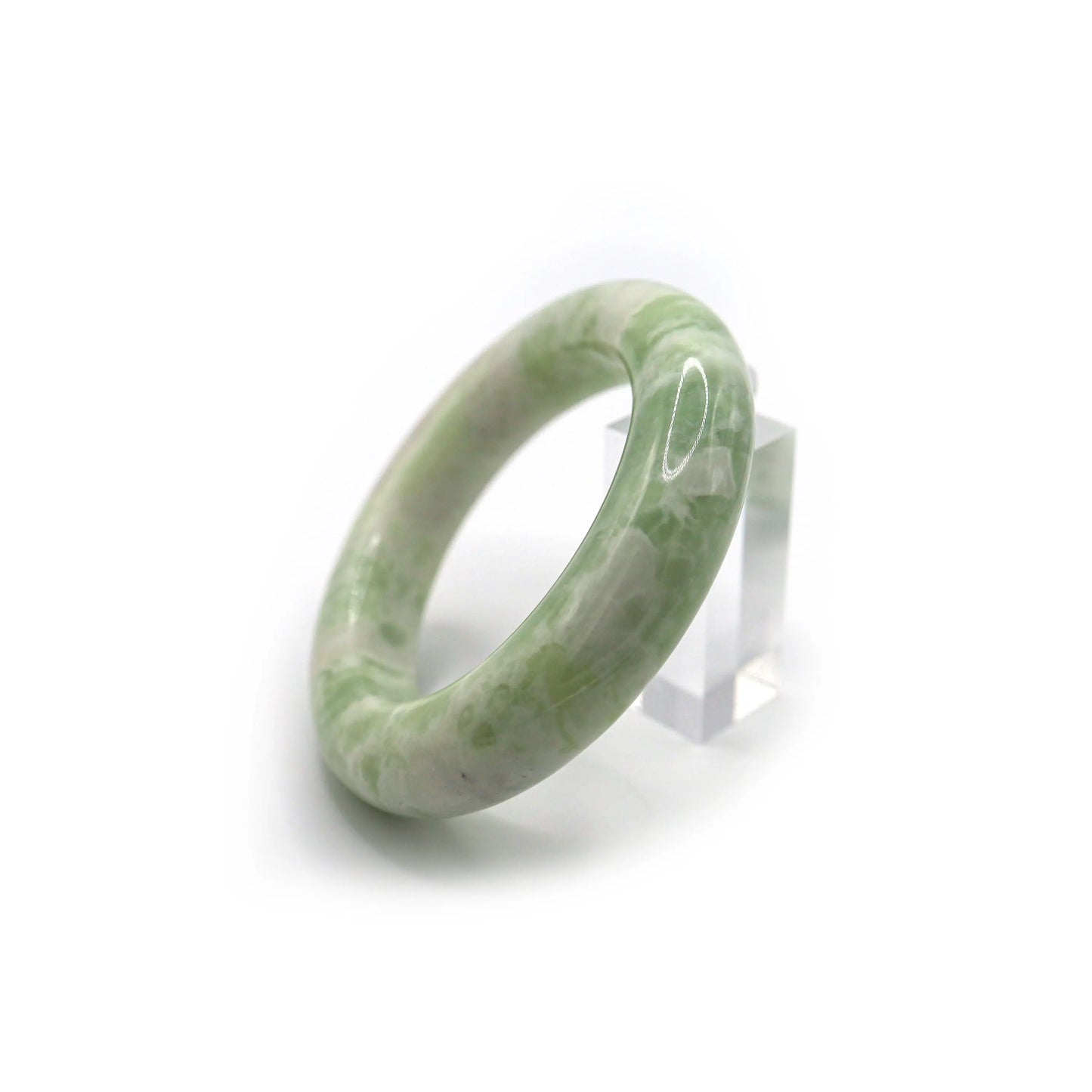 Woman wearing matcha jade bracelet paired with minimal outfit and raw cotton tones Miruzi