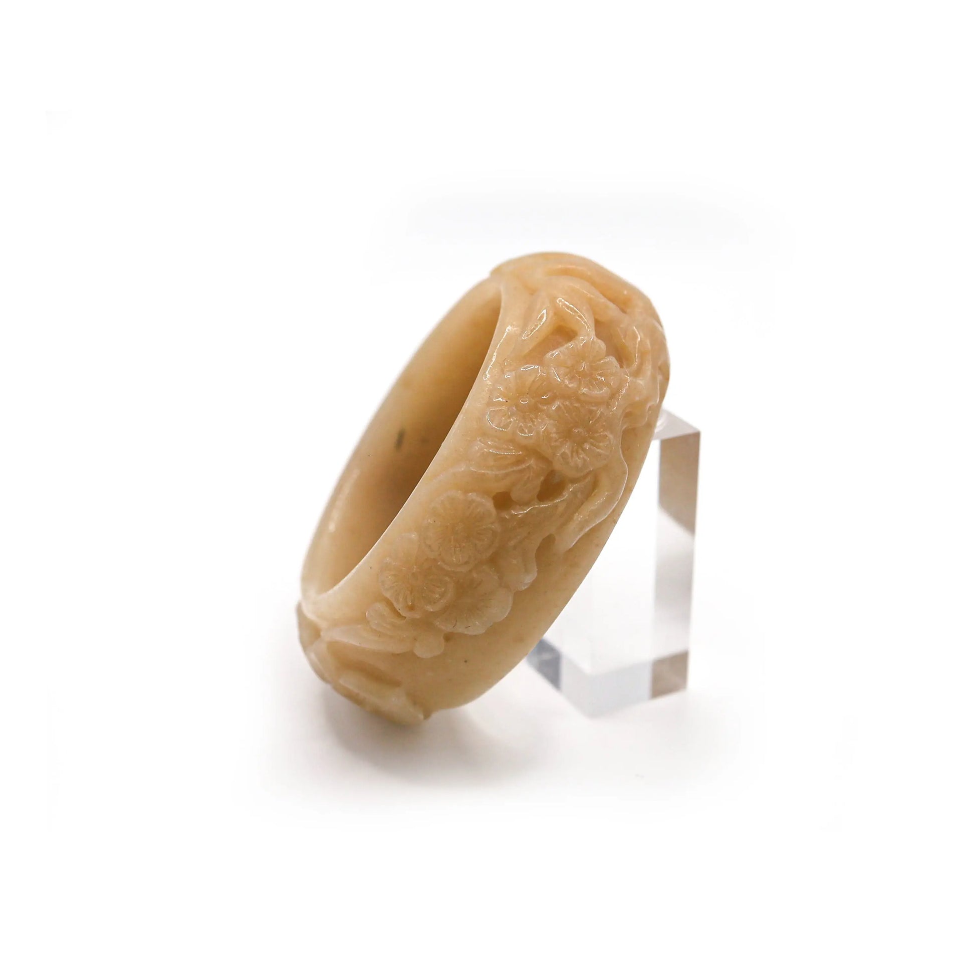 Hand-polished jade bangle featuring four botanical emblems representing moral strength and seasonal beauty – Miruzi