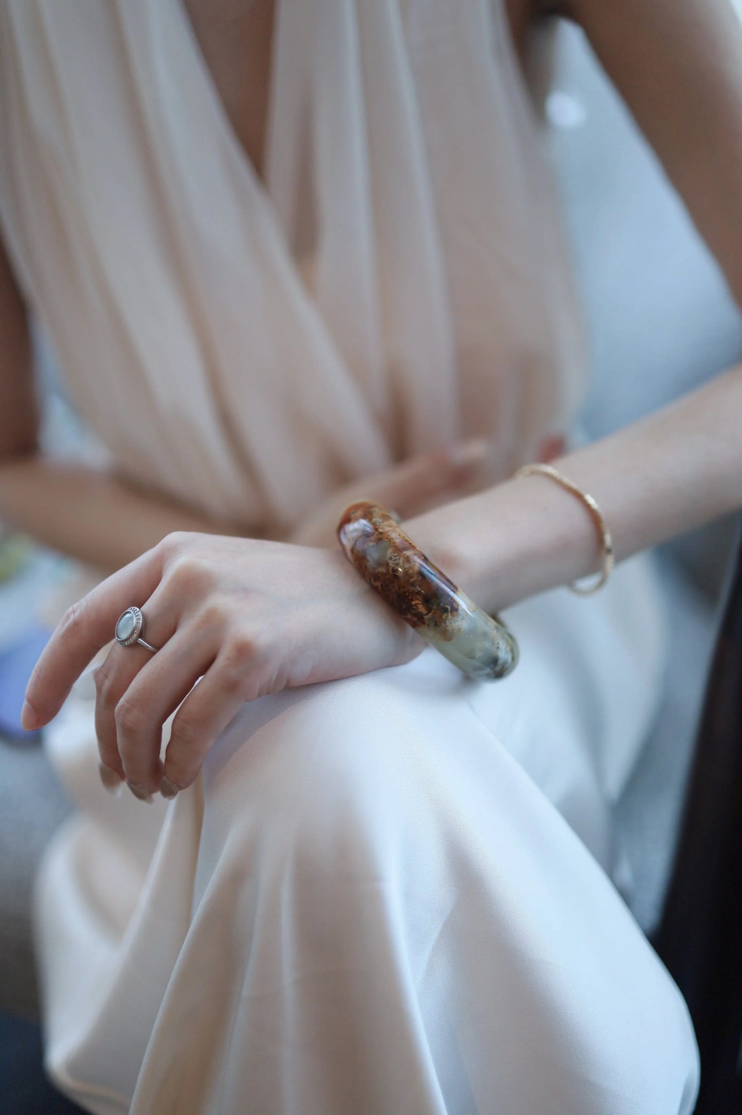 Golden Jade Stone Bangle – Ice-Translucent Mongolian Jade with Natural Color Flow Miruzi
