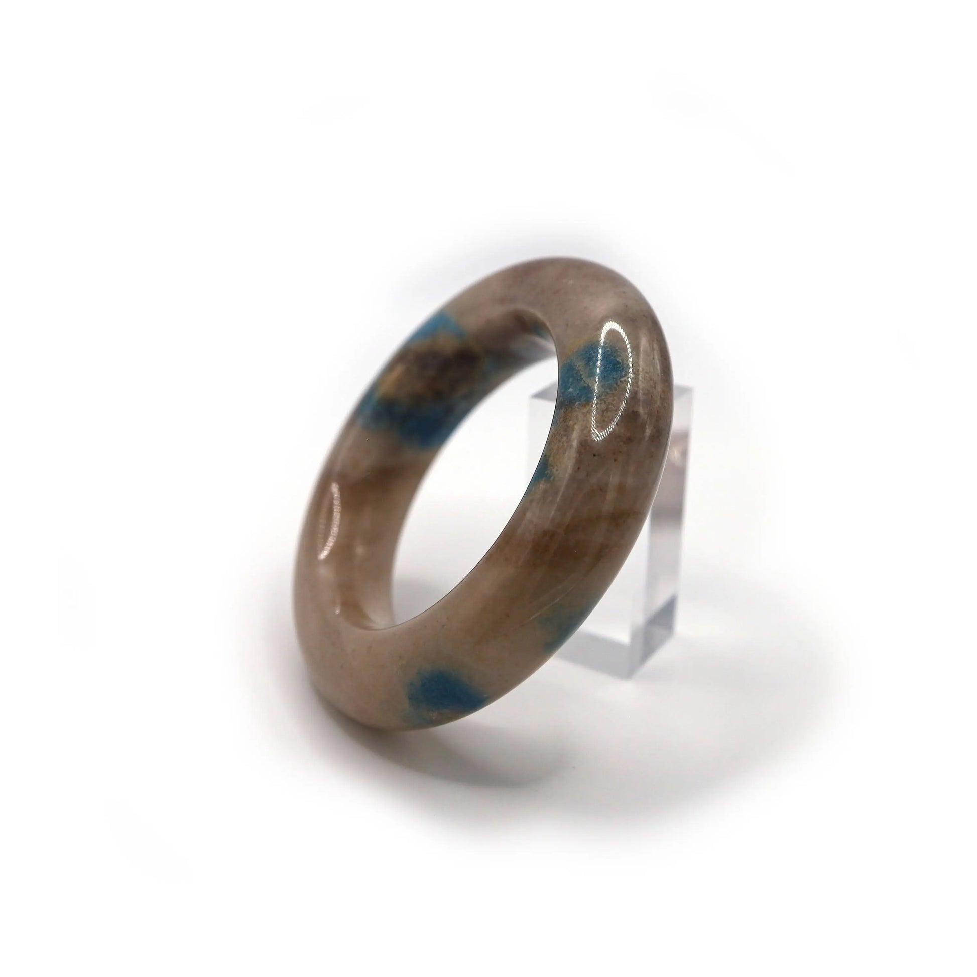 Donut-style jade bangle showing elegant swirls of blue and lavender mineralization that blend naturally within creamy quartzite – Miruzi