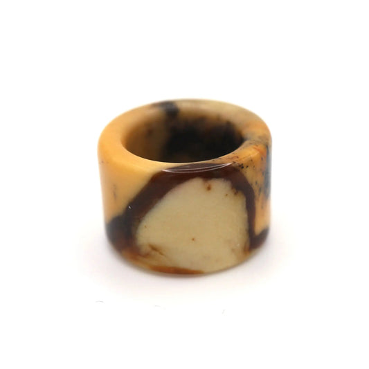 Red Vein Minimalist Jade Ring – Natural Jade Band with Icy Crimson Inclusions Miruzi