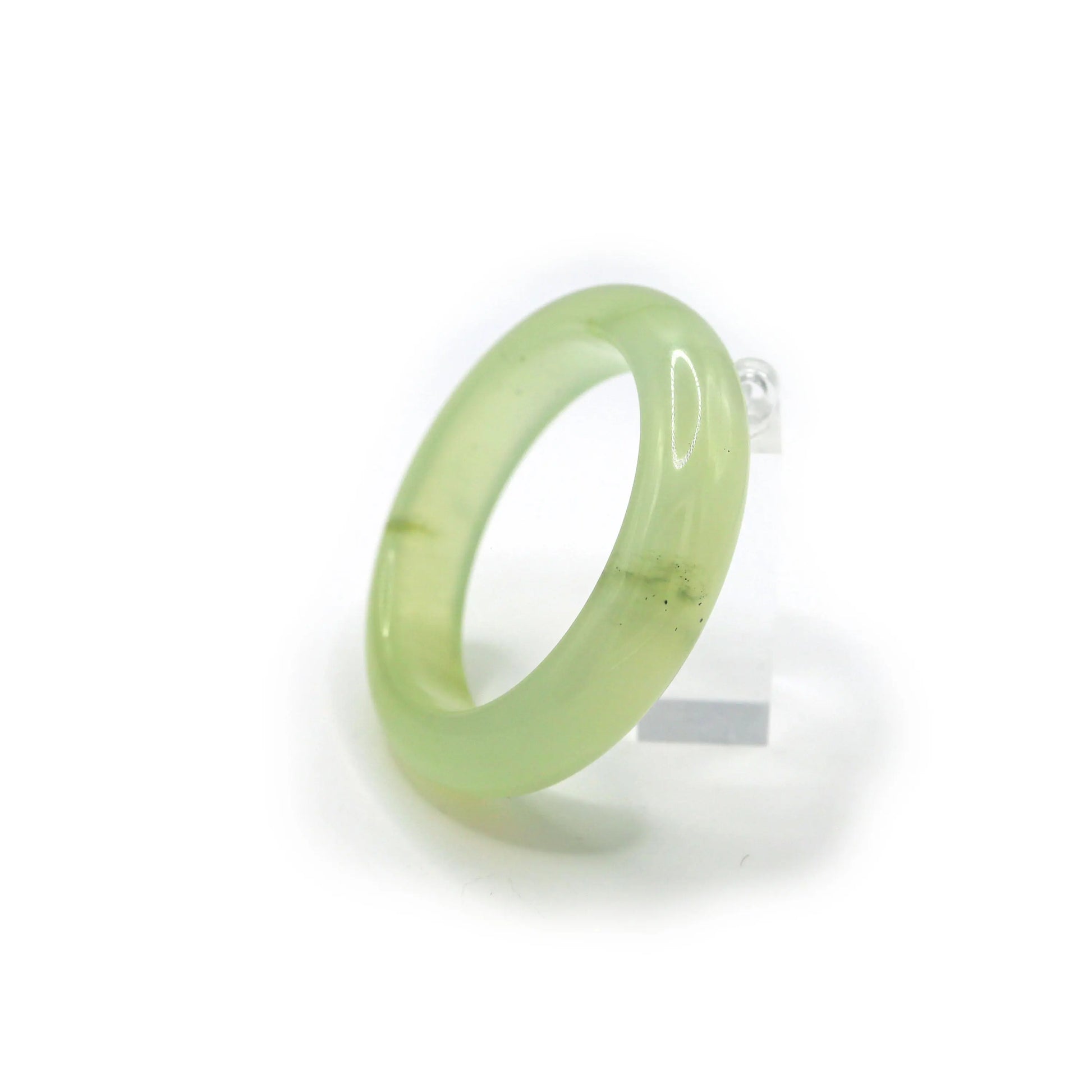 Full-circle jade bangle crafted with a clean, inclusion-free surface, radiating inner peace and a jelly-like shine – Miruzi