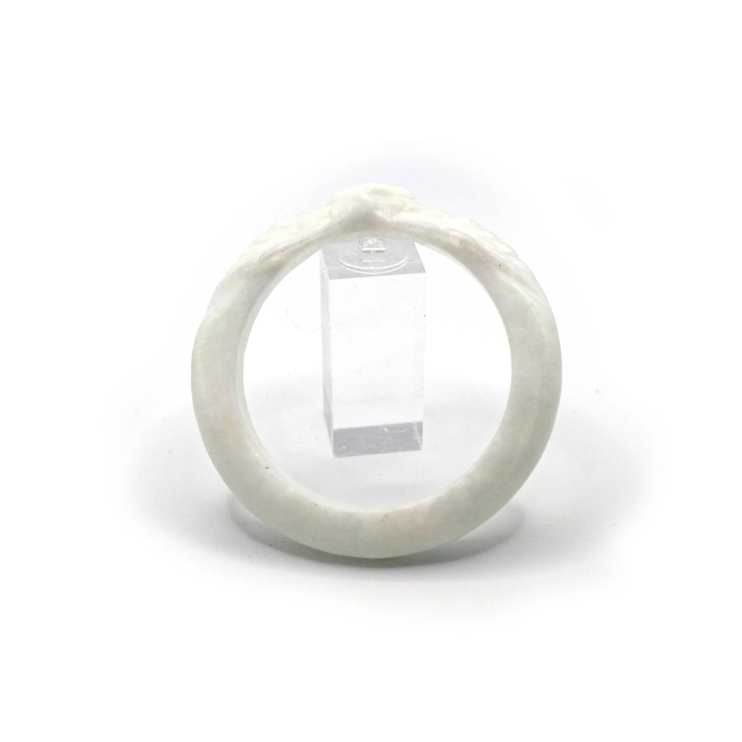 Slim quartzite jade bracelet featuring graceful motifs that represent emotional lightness and care in wearable form – Miruzi