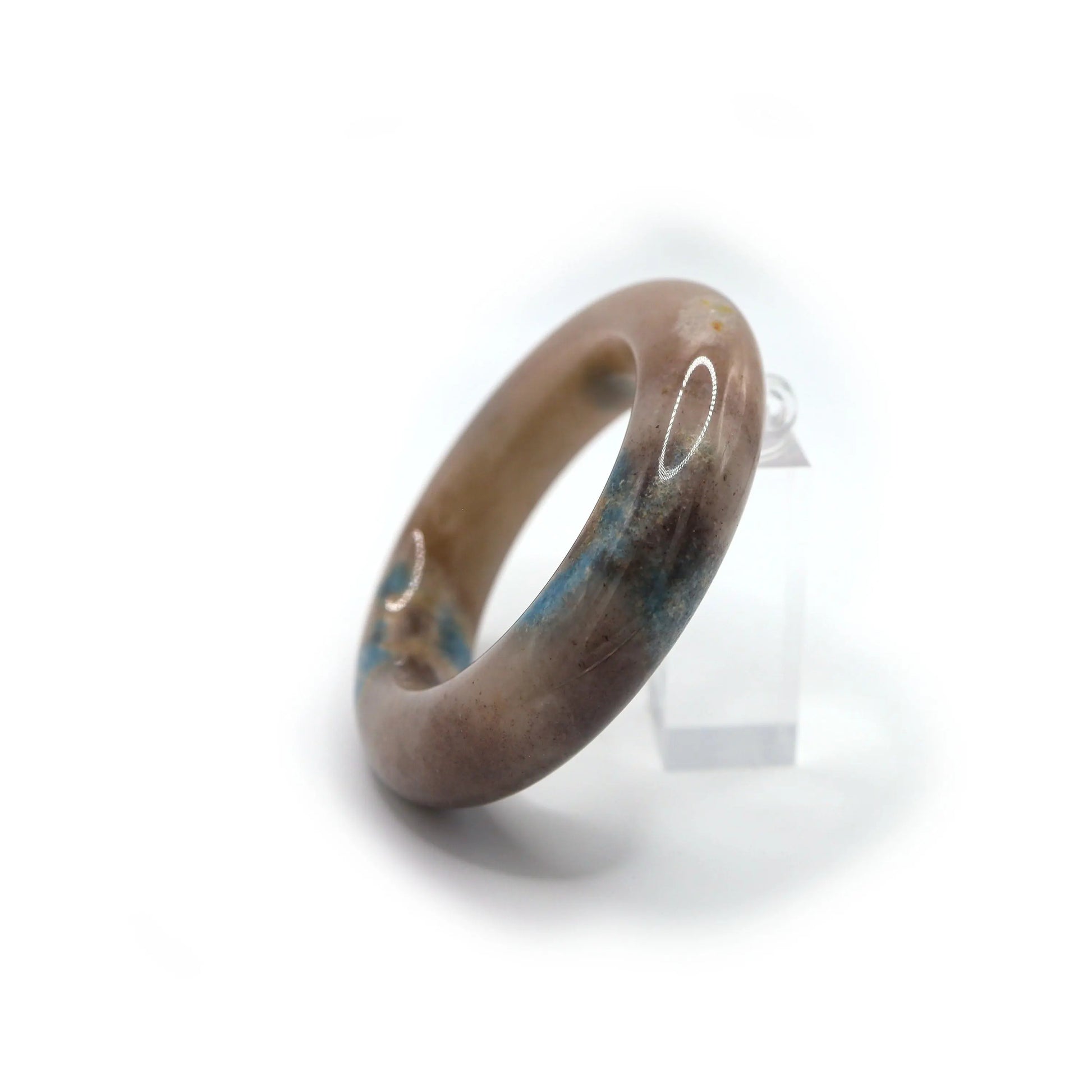 Close-up of multi color jade bracelet showing soft marbled veins in violet and pale blue over a creamy quartzite body – Miruzi