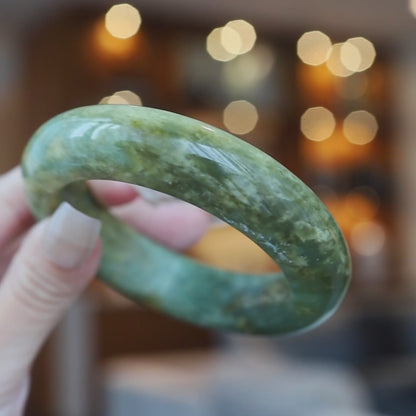 Yellow Green Jade Bangle – Full Round Natural Stone Bracelet with Painterly Pattern