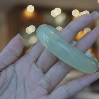 Green Jade Bracelet – Crystal-Clear Serenity in a Jelly-Like Glow